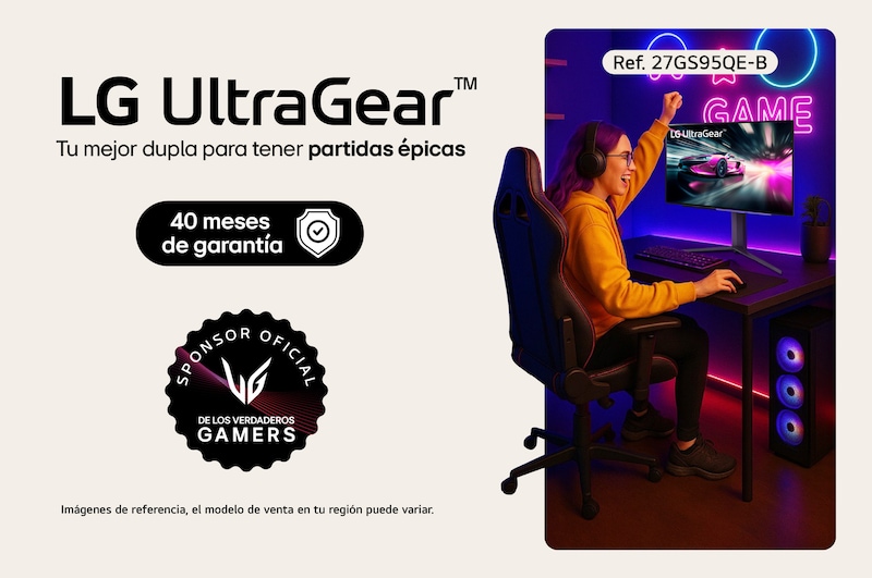 Persona al frente de un Monitor Gamer UltraGear OLED de 27''